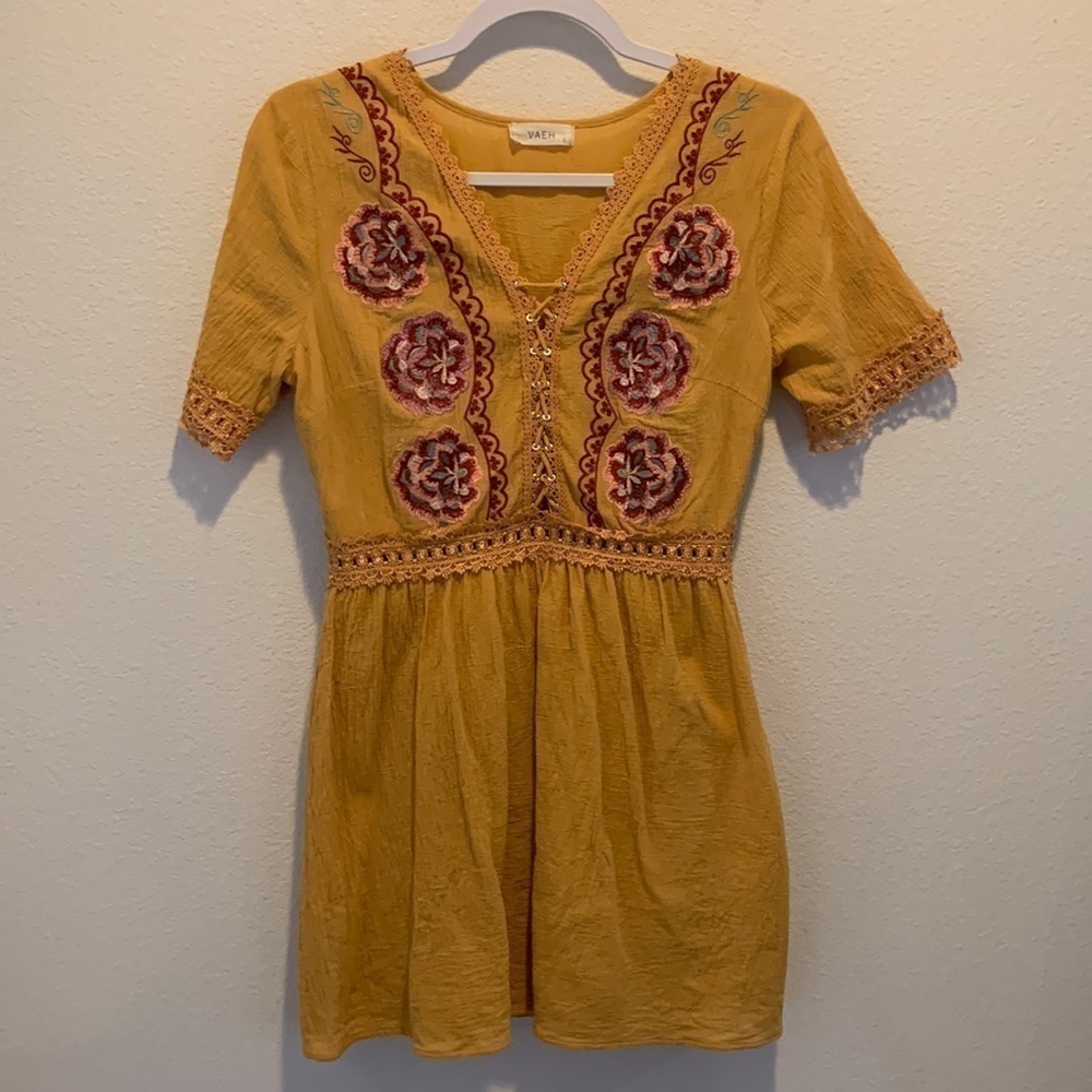 Women’s Spring/Summer Dress. 100%Cottonw/100%Poly Lining on skirt portion. Sz S
